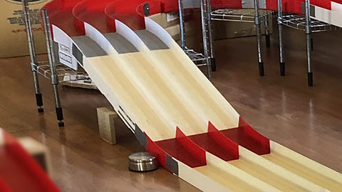 Picture of a Tamiya Mini 4WD 3 lanes junior circuit 20/160 degree bank slope down with a straight
